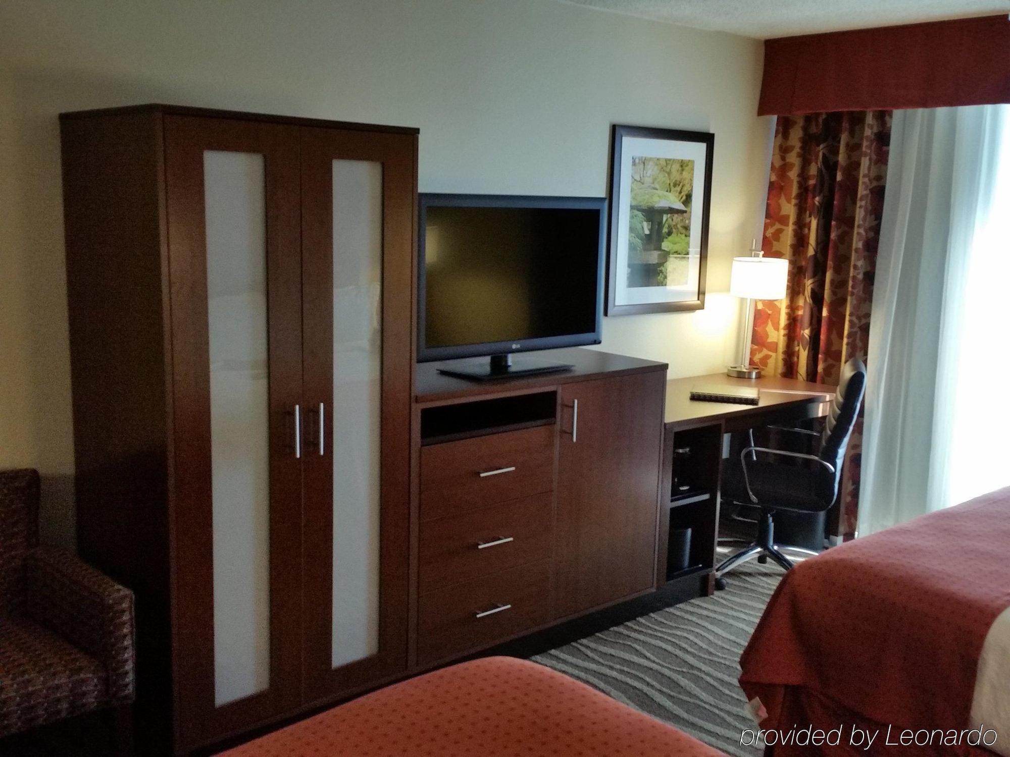 & Des Moines-northwest By Ihg 3*